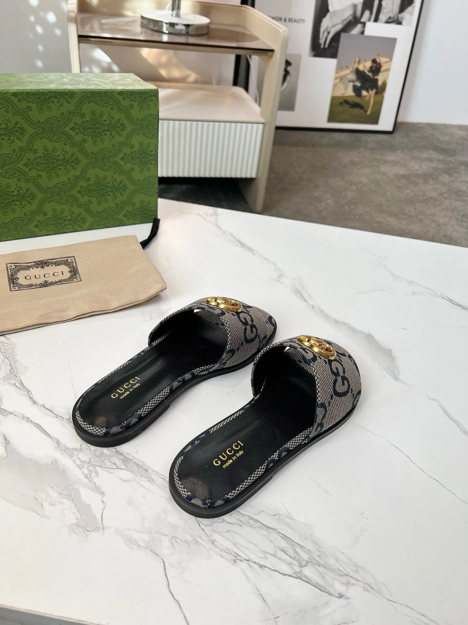 👟👟Ex-factory price 380👟👟 GUCCl 2025 spring and summer new style casual interlocking double G sandals for women. This piece is from the Gucci Lido collection, and its design is inspired by the summer style and beach clubs of the Italian coast. Archive designs from the 1970s infuse the brand with glory. Get inspired by this iconic era. The "Gucci March of Love" series continues to explore the aesthetic connotation of the brand's archived logos in a new way, while at the same time embracing the classic elegance and charm. Code Number: 35-43#